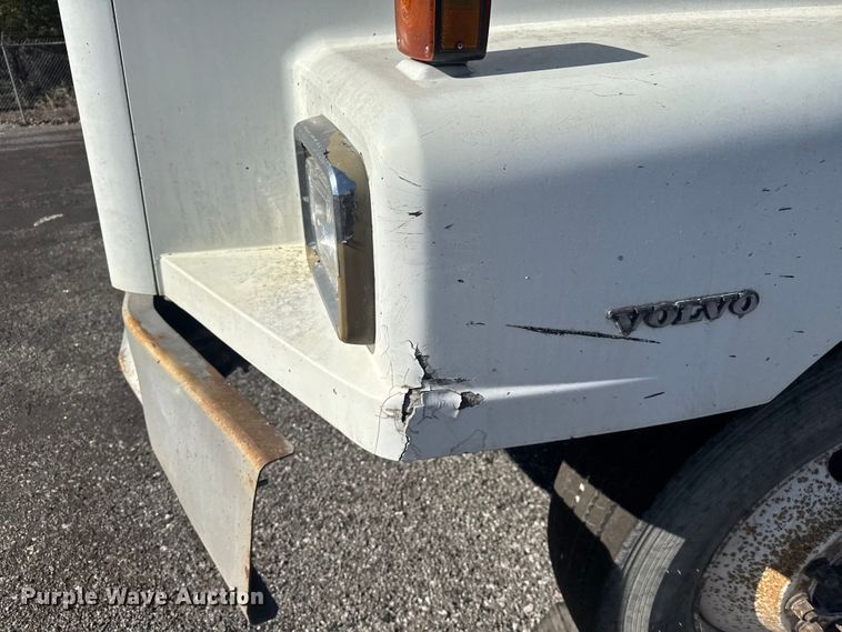 image for item FK0574 1999 Volvo WG semi truck