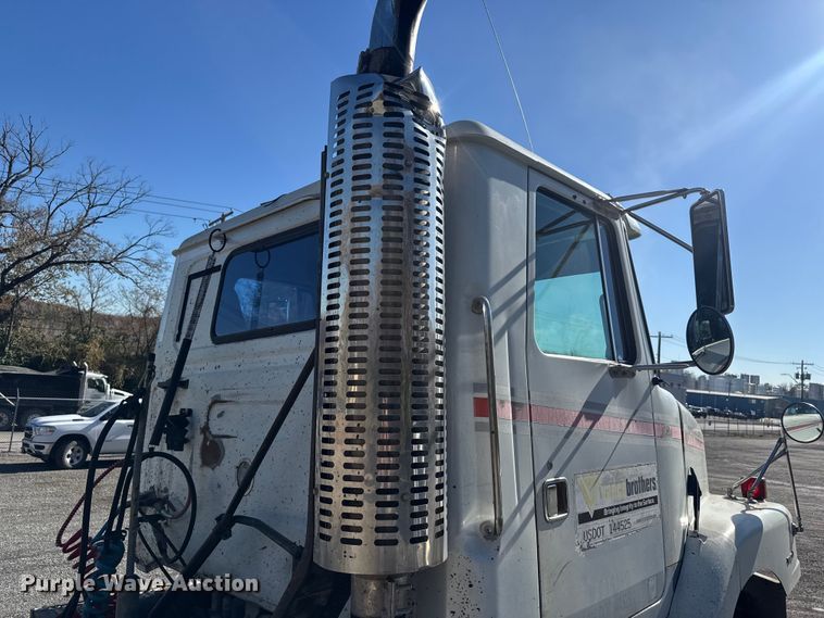 image for item FK0574 1999 Volvo WG semi truck