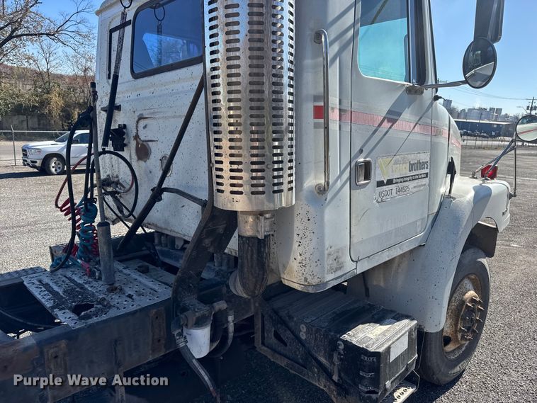 image for item FK0574 1999 Volvo WG semi truck