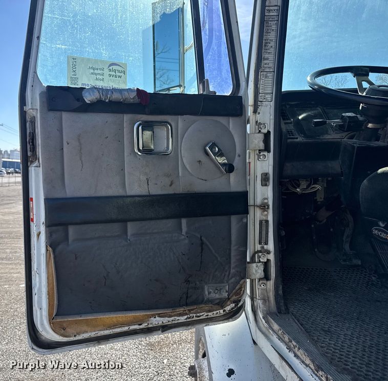 image for item FK0574 1999 Volvo WG semi truck