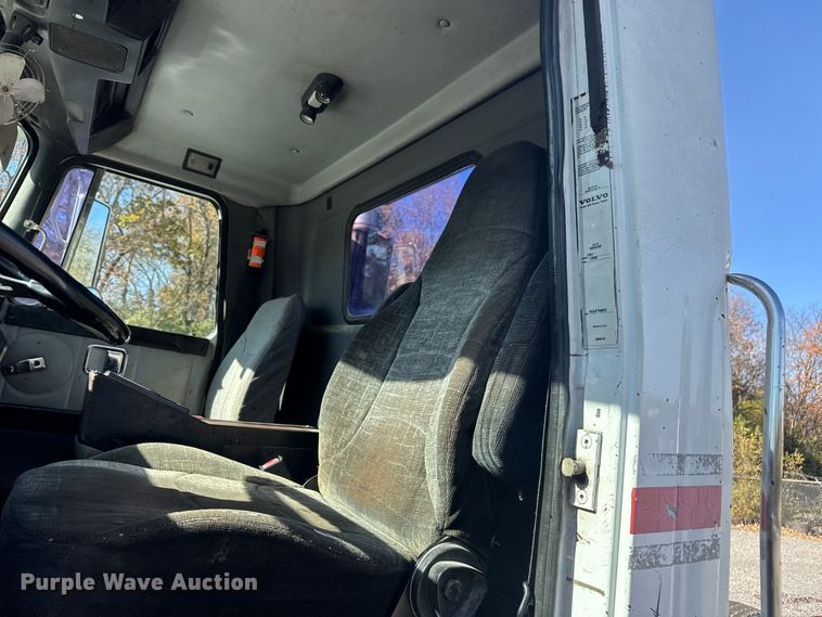 image for item FK0574 1999 Volvo WG semi truck