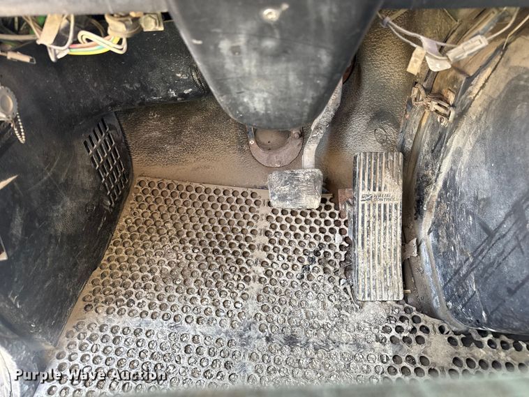 image for item FK0574 1999 Volvo WG semi truck