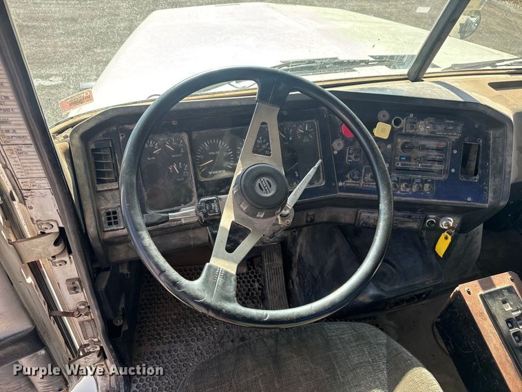 image for item FK0574 1999 Volvo WG semi truck