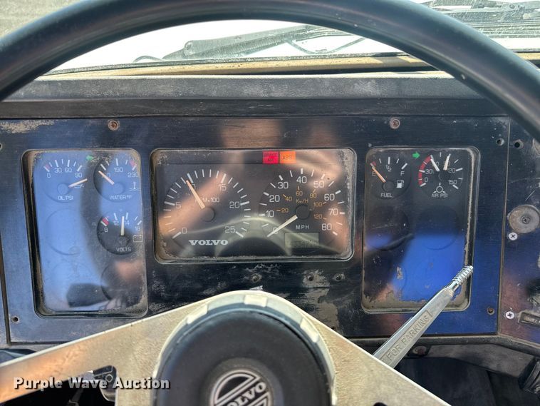 image for item FK0574 1999 Volvo WG semi truck