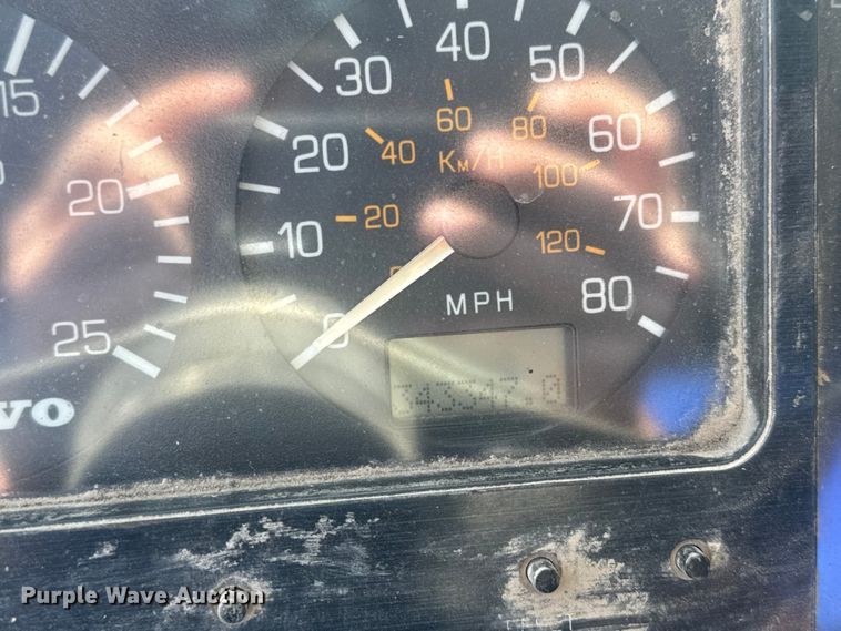 image for item FK0574 1999 Volvo WG semi truck