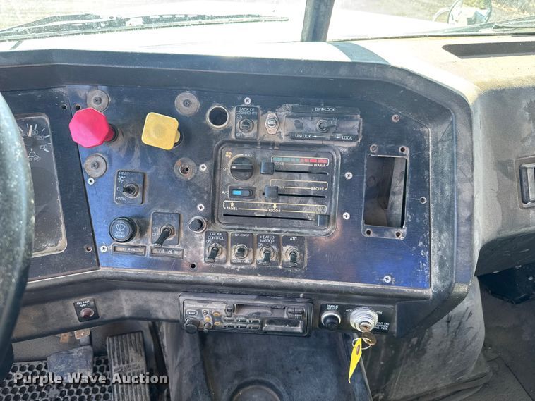 image for item FK0574 1999 Volvo WG semi truck