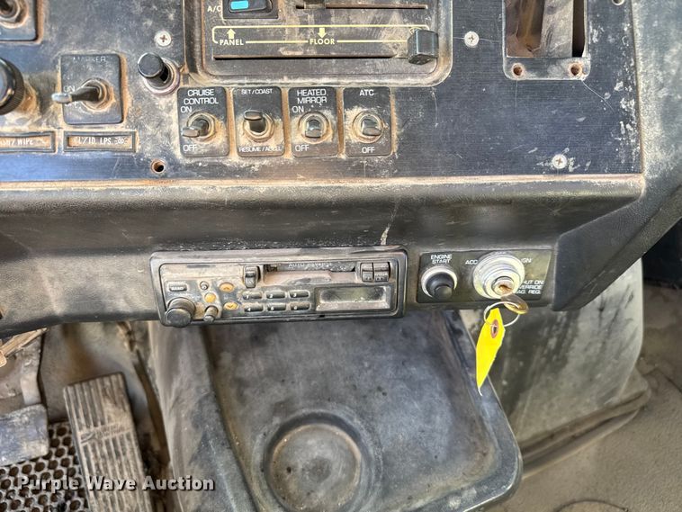 image for item FK0574 1999 Volvo WG semi truck