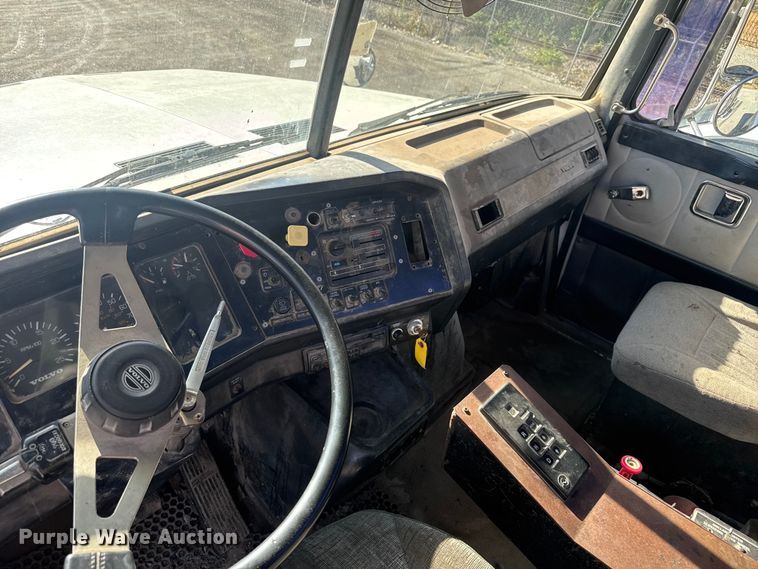image for item FK0574 1999 Volvo WG semi truck