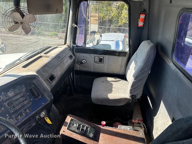 image for item FK0574 1999 Volvo WG semi truck