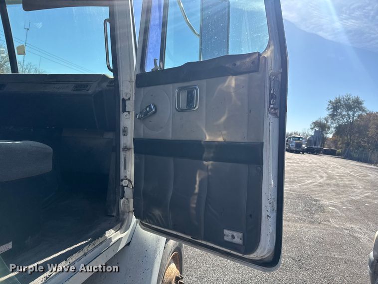 image for item FK0574 1999 Volvo WG semi truck