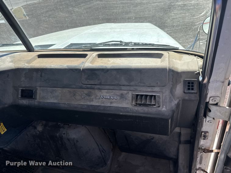 image for item FK0574 1999 Volvo WG semi truck