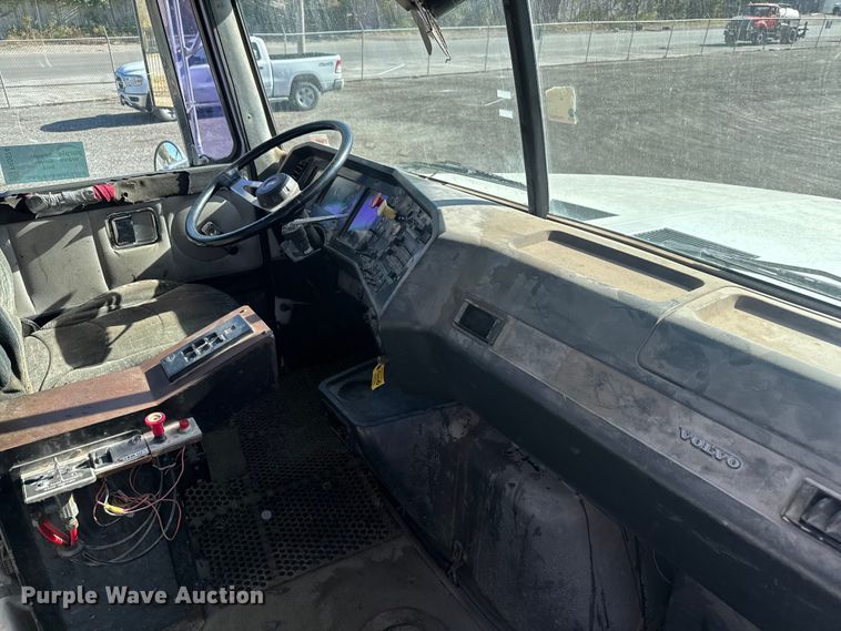 image for item FK0574 1999 Volvo WG semi truck