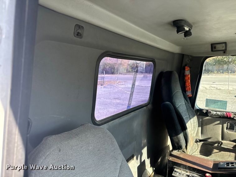 image for item FK0574 1999 Volvo WG semi truck