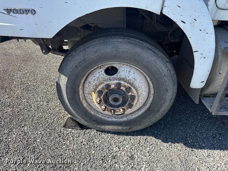 image for item FK0574 1999 Volvo WG semi truck