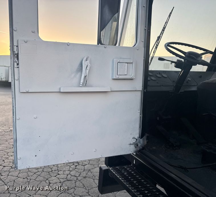 image for item FK0581 Ottawa  YT30 yard truck