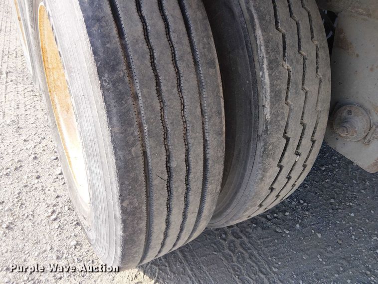 image for item FK0646 2000 Pines 7411TP-SA dry van trailer