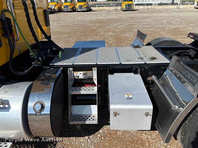 image for item GH9359 2022 Kenworth T680 semi truck