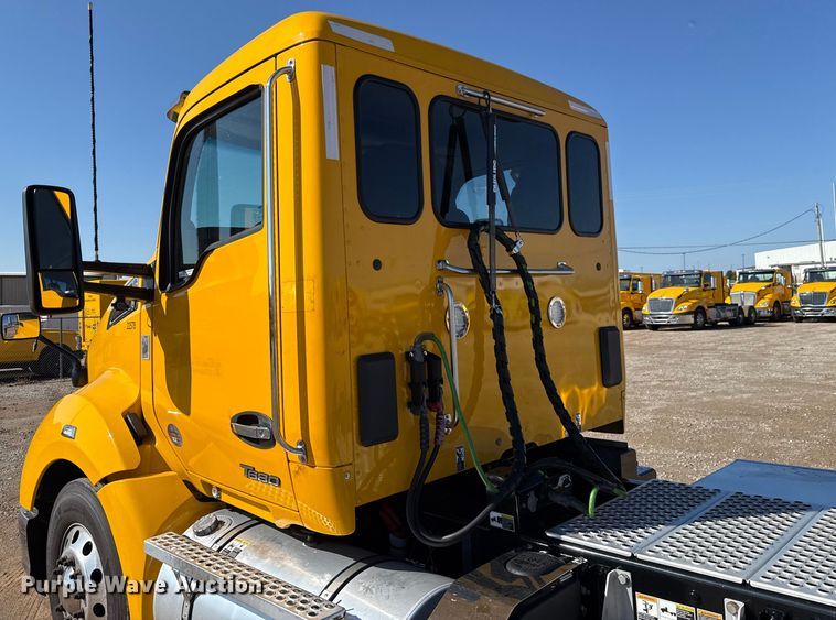 image for item GH9359 2022 Kenworth T680 semi truck