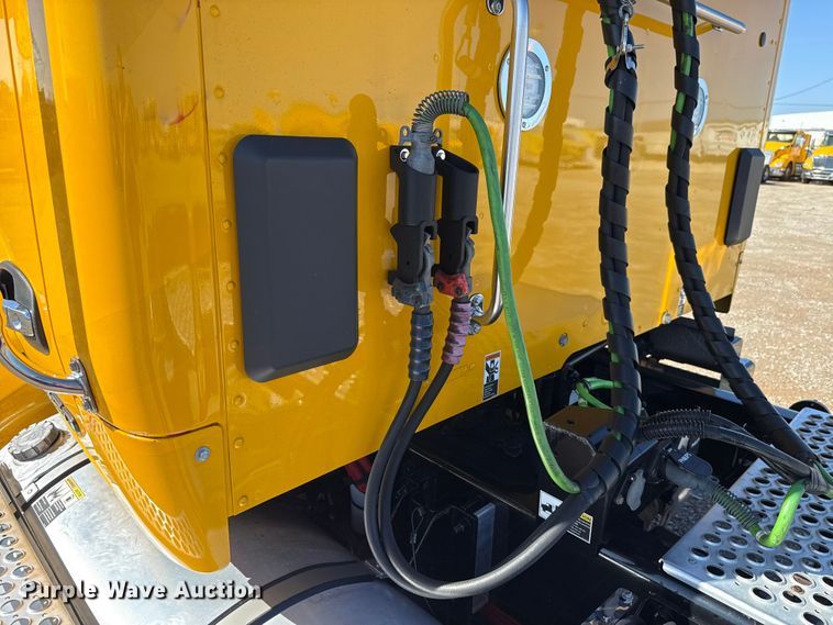 image for item GH9359 2022 Kenworth T680 semi truck