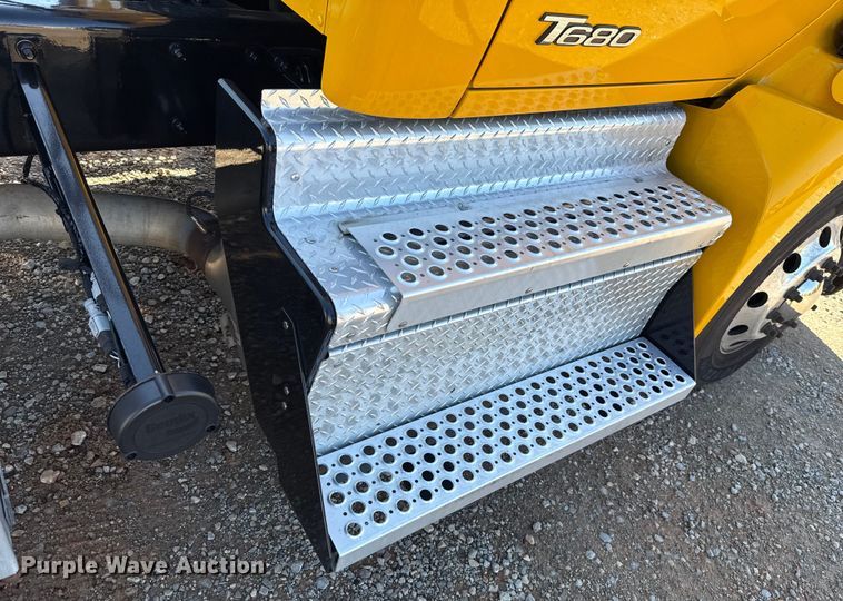 image for item GH9359 2022 Kenworth T680 semi truck