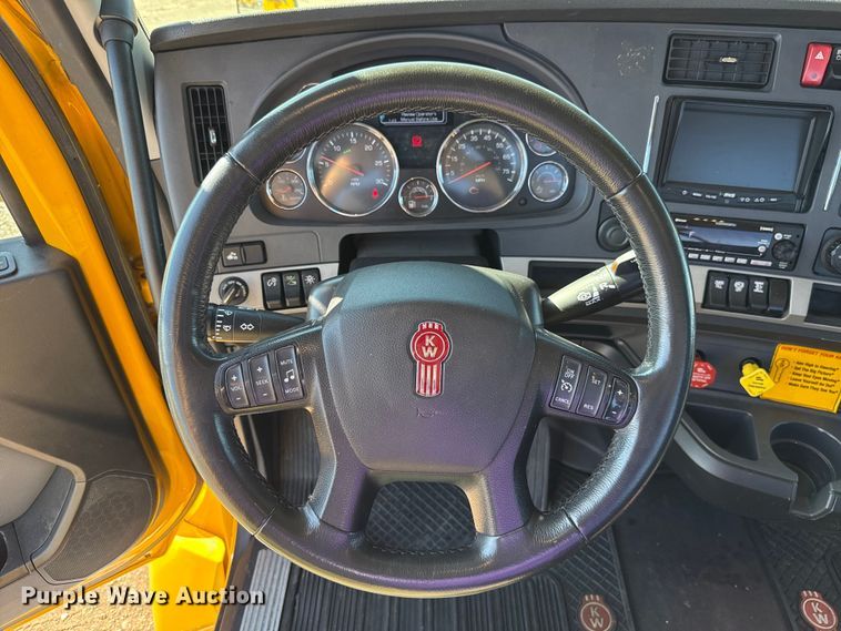 image for item GH9359 2022 Kenworth T680 semi truck