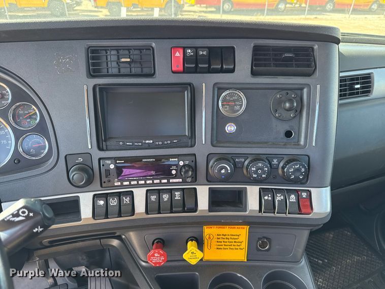image for item GH9359 2022 Kenworth T680 semi truck