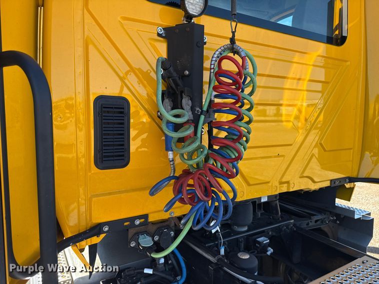 image for item GH9360 2021 International LT625 semi truck