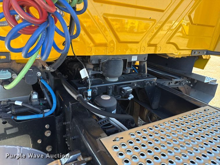 image for item GH9360 2021 International LT625 semi truck