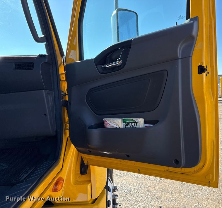 image for item GH9360 2021 International LT625 semi truck