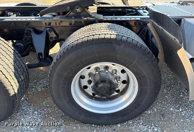 image for item GH9360 2021 International LT625 semi truck