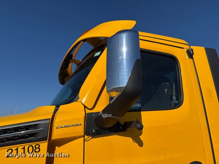 image for item GH9361 2021 Freightliner Cascadia 126 semi truck