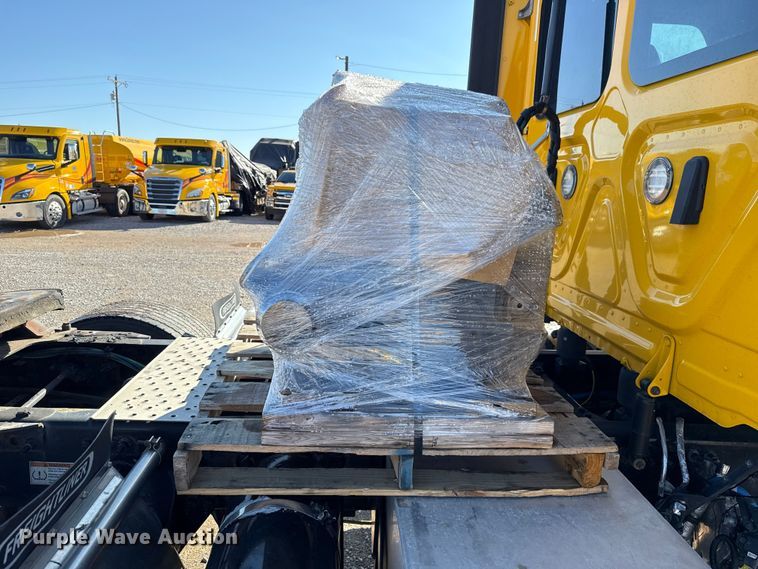 image for item GH9361 2021 Freightliner Cascadia 126 semi truck