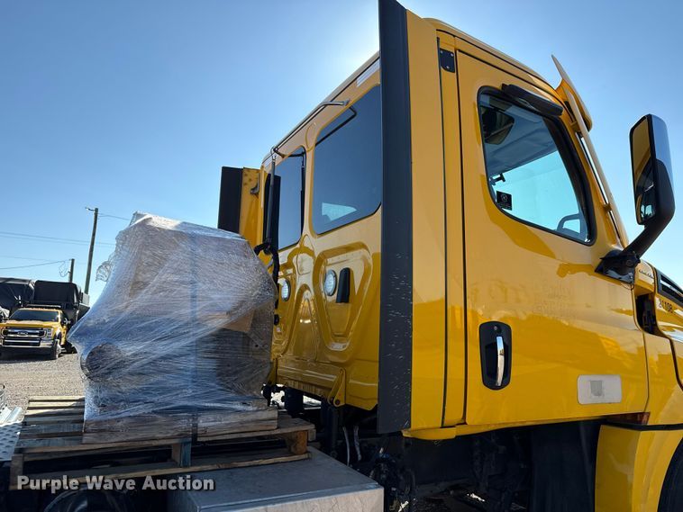 image for item GH9361 2021 Freightliner Cascadia 126 semi truck