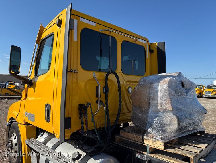 image for item GH9361 2021 Freightliner Cascadia 126 semi truck