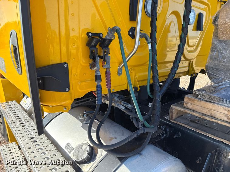 image for item GH9361 2021 Freightliner Cascadia 126 semi truck