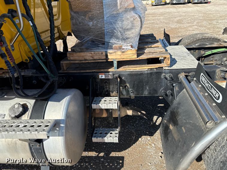 image for item GH9361 2021 Freightliner Cascadia 126 semi truck