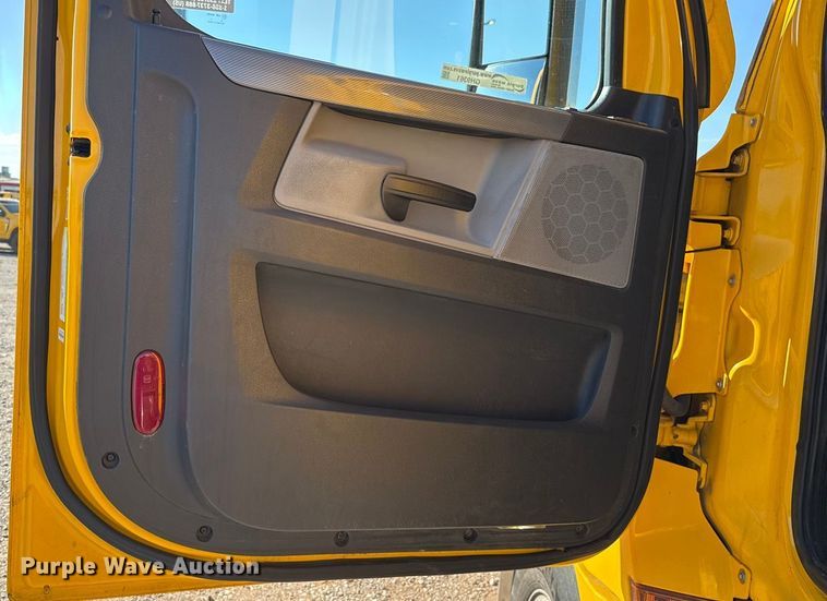 image for item GH9361 2021 Freightliner Cascadia 126 semi truck