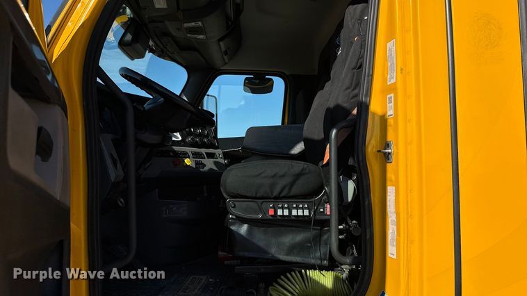 image for item GH9361 2021 Freightliner Cascadia 126 semi truck