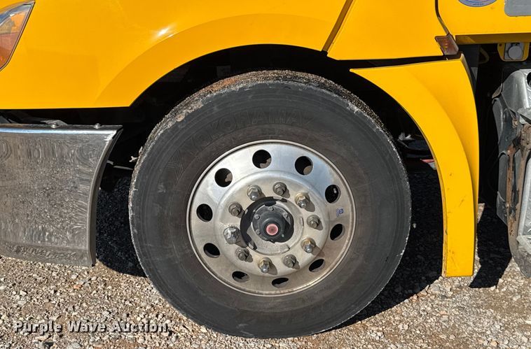 image for item GH9361 2021 Freightliner Cascadia 126 semi truck