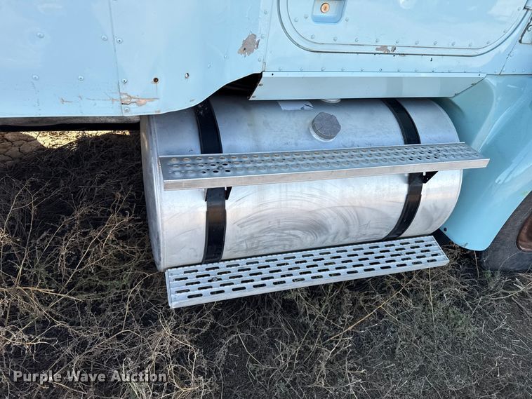 image for item GP9648 2006 International 9400i semi truck