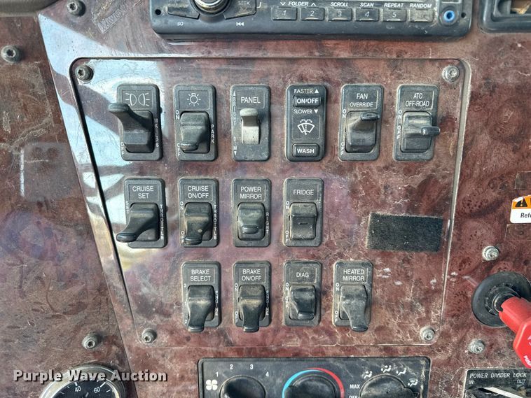 image for item GP9648 2006 International 9400i semi truck