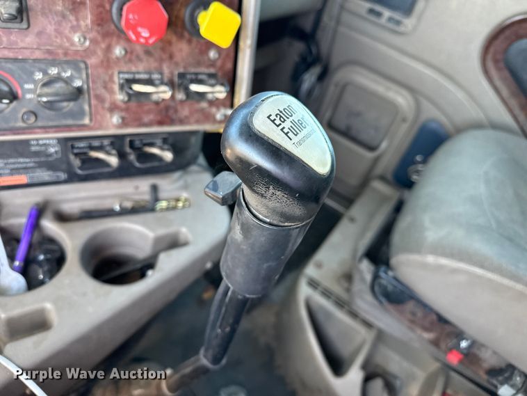 image for item GP9648 2006 International 9400i semi truck