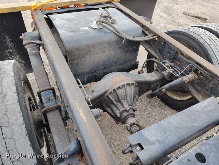 image for item IH9347 2016 Isuzu NPR-XD truck cab and chassis