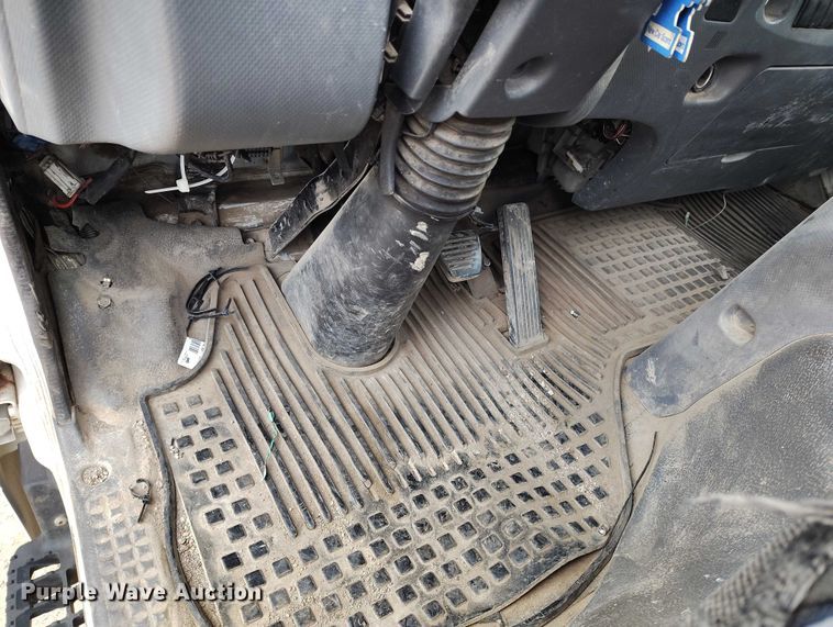 image for item IH9347 2016 Isuzu NPR-XD truck cab and chassis