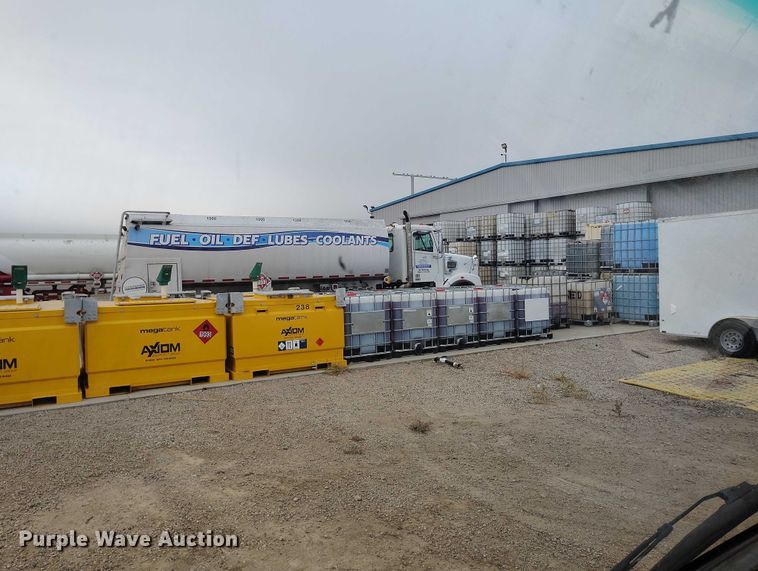 image for item IH9347 2016 Isuzu NPR-XD truck cab and chassis