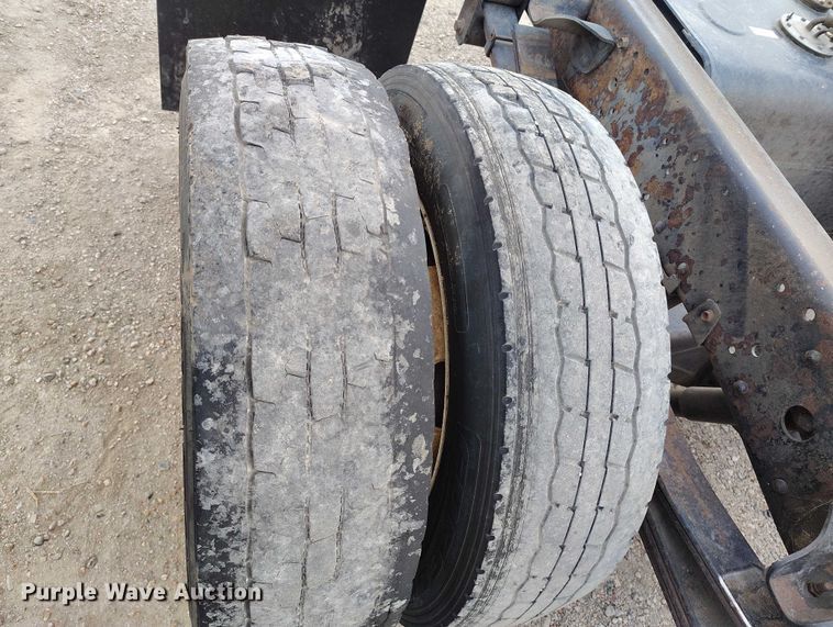 image for item IH9347 2016 Isuzu NPR-XD truck cab and chassis