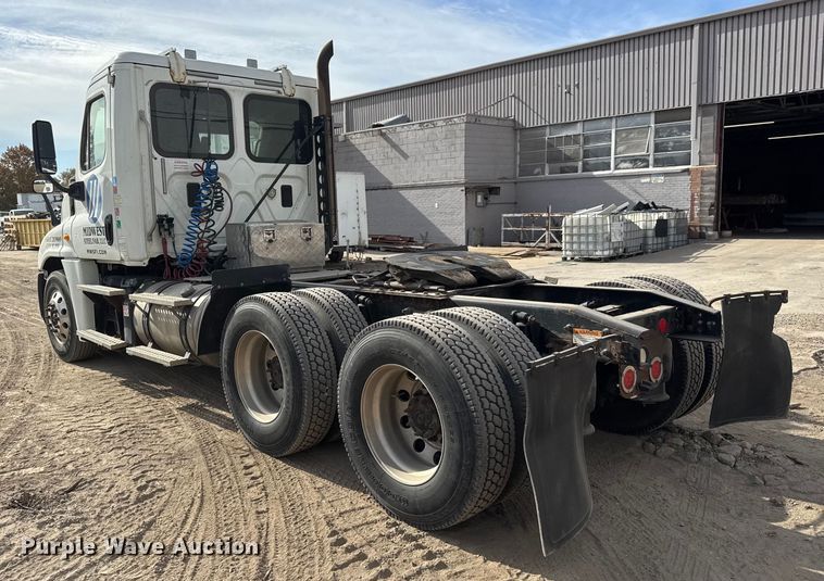 image for item NA9892 2013 Freightliner Cascadia 125 semi truck