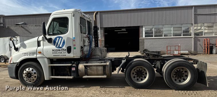 image for item NA9892 2013 Freightliner Cascadia 125 semi truck