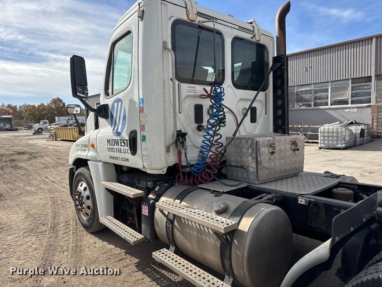 image for item NA9892 2013 Freightliner Cascadia 125 semi truck