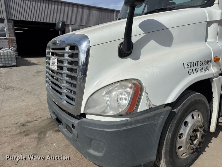 image for item NA9892 2013 Freightliner Cascadia 125 semi truck